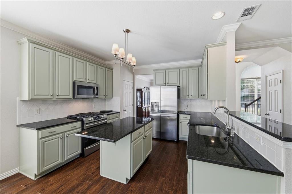 breakfast bar - wood flooring