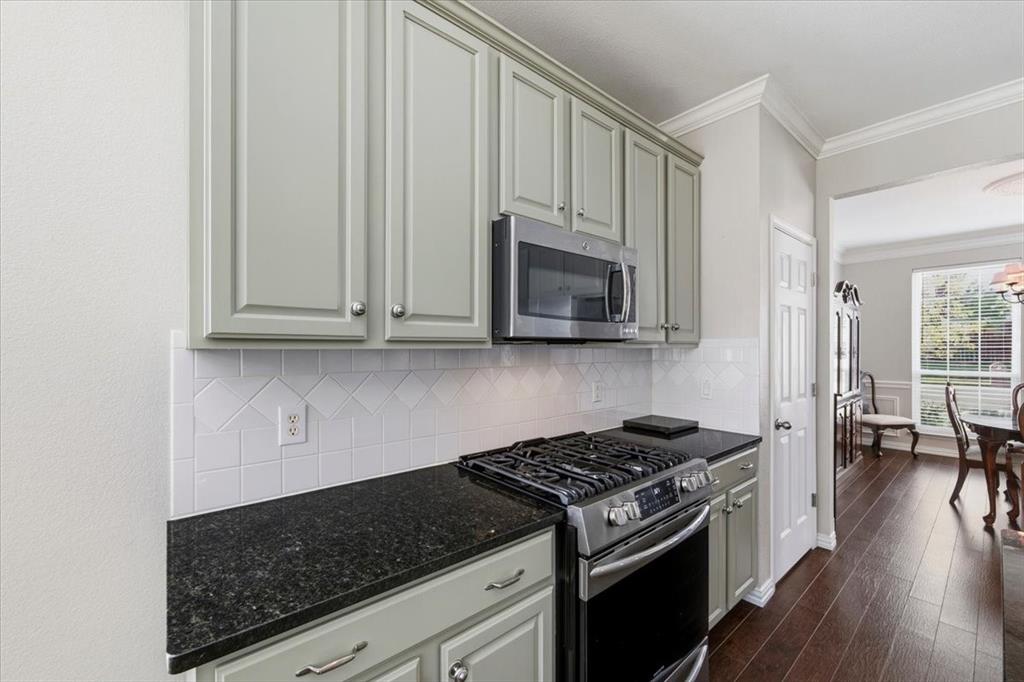 access to formal dining and breakfast area - pantry