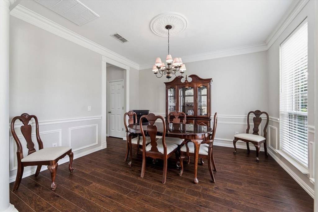Crown molding and wains coating Crown molding and wains coating