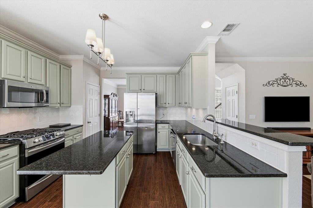 Lovely island - stainless appliances  - under counter lighting - farm style sink and great faucet, crown moldings