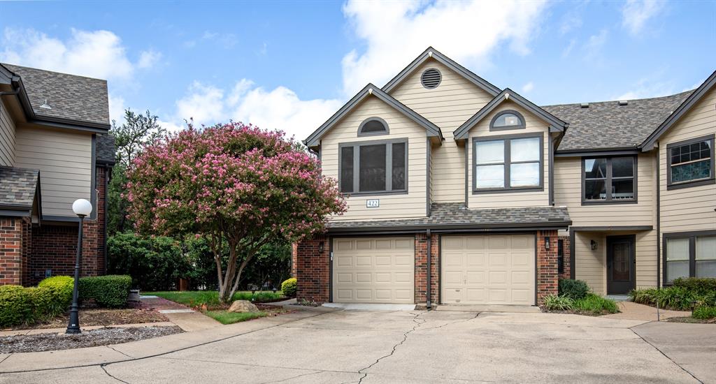 Gorgeous curb appeal and excellent location. Gorgeous curb appeal and excellent location.