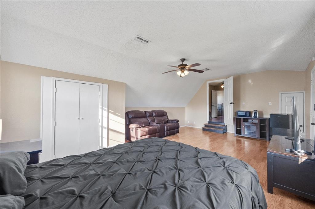 All purpose room / 4th bedroom with separate access from outside.