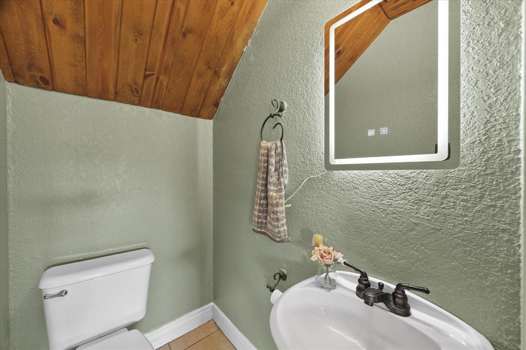 1/2 bath downstairs