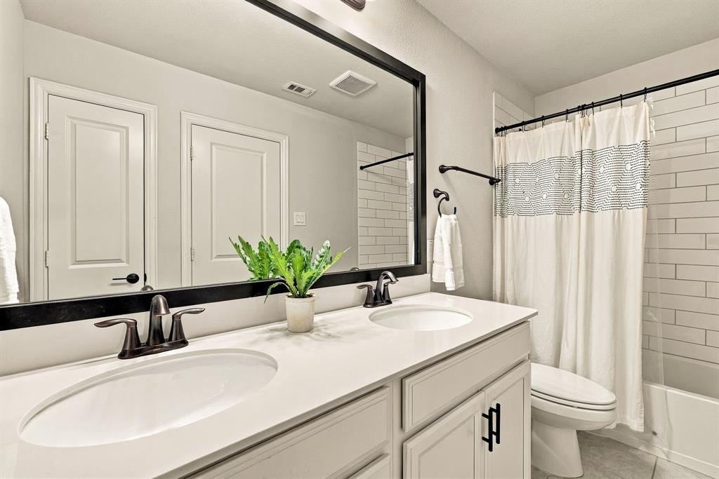 Upstairs Secondary Bathroom