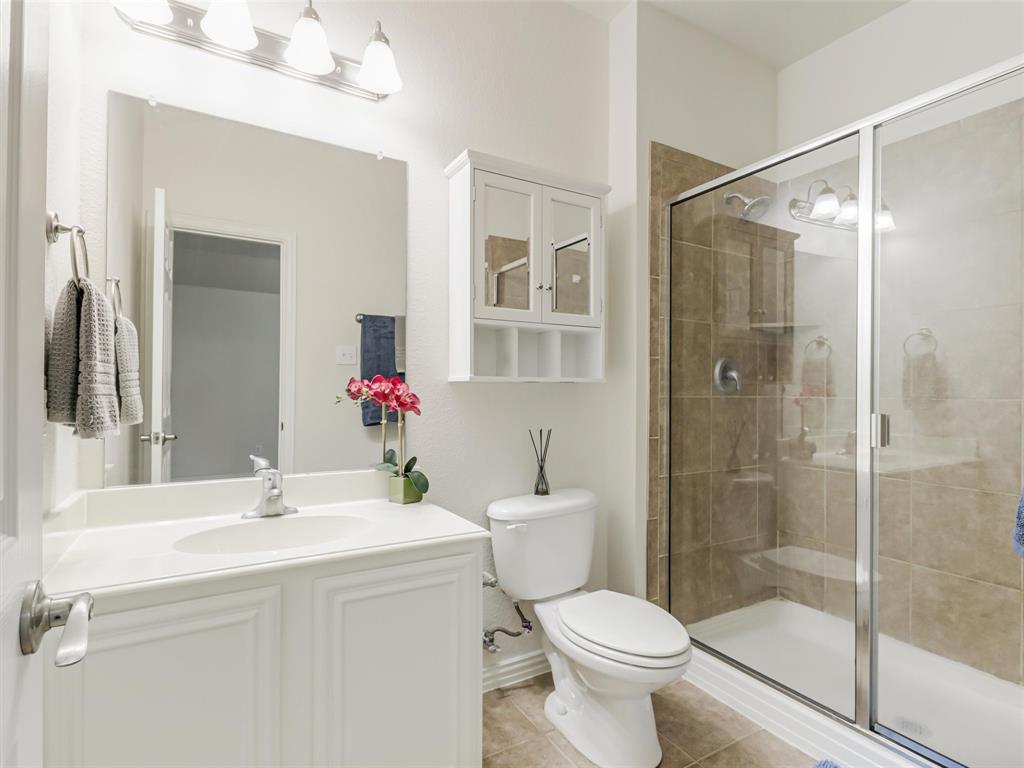 Primary en suite bathroom