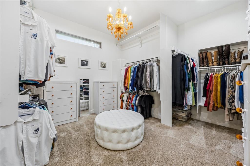 Who wouldn't love this space?! Must have closet!