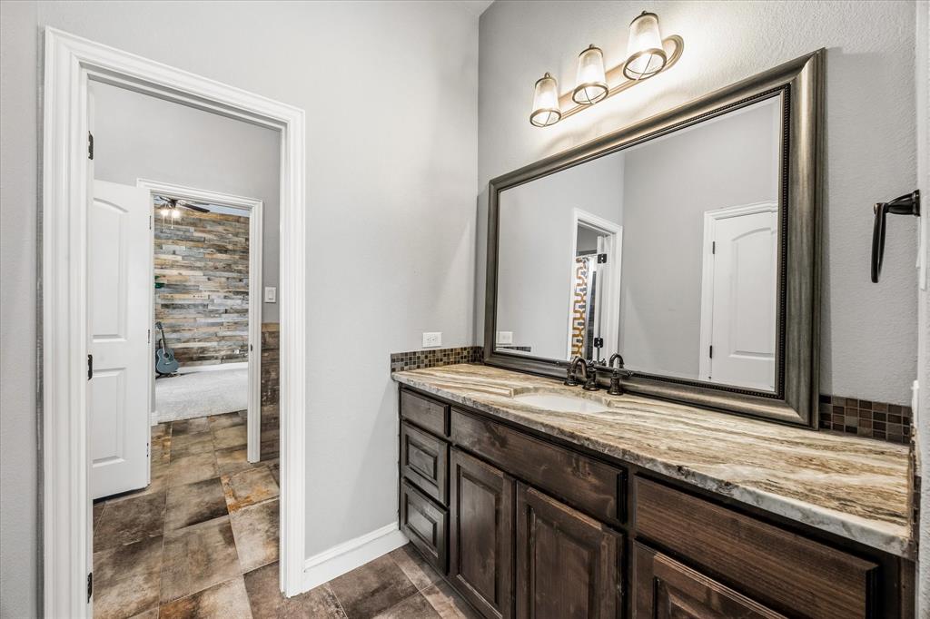 Auxiliary full bath