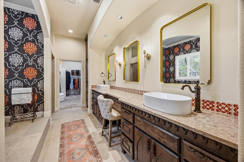 Now this is a master bath that fulfills our expectations!