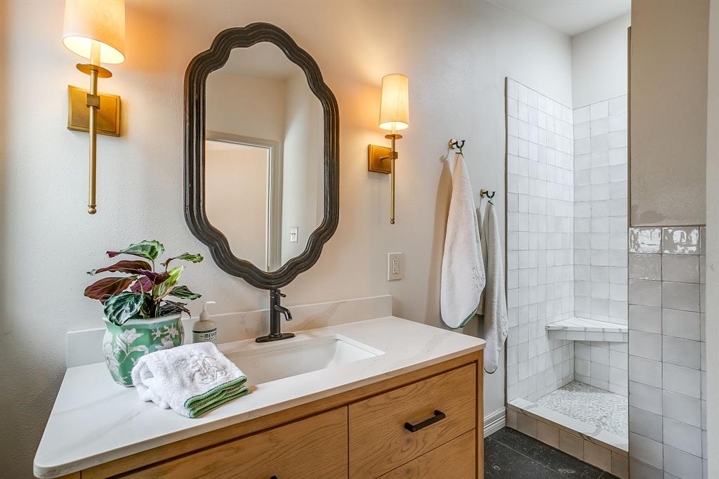 6433 Rosemont Avenue, Fort Worth, TX 76116