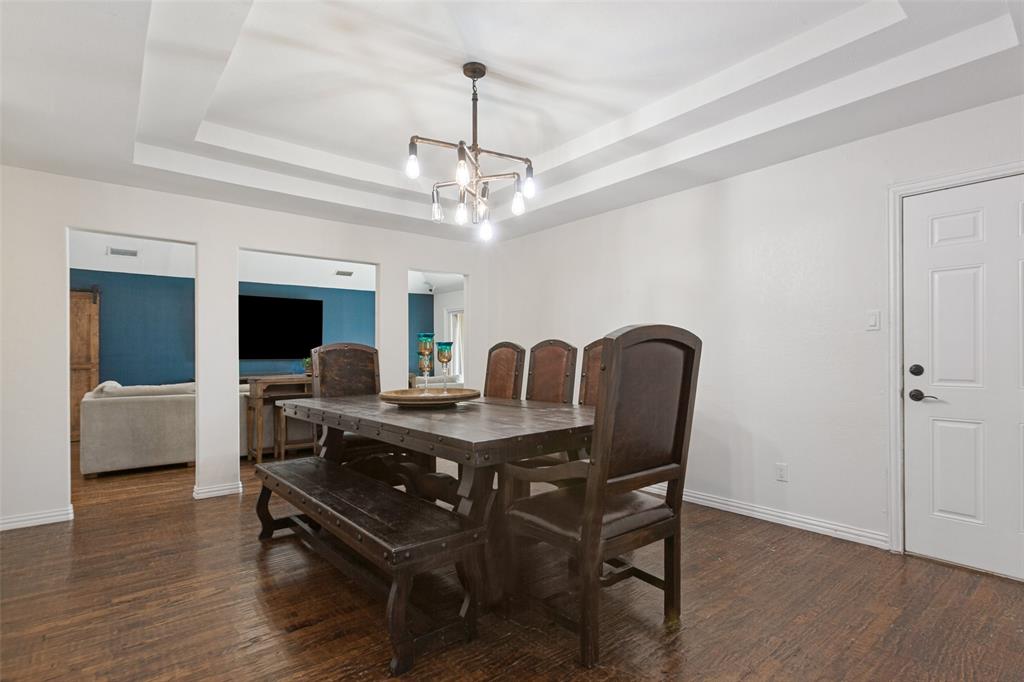 No really, this dining room can host everyone!