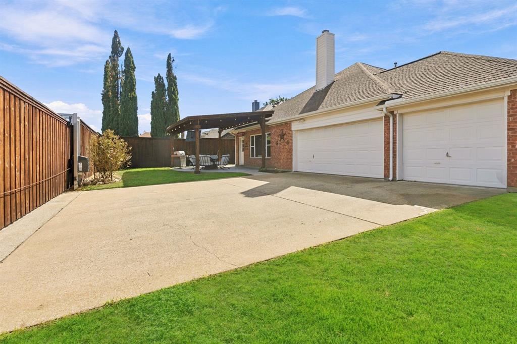 OVERSIZED DRIVEWAY WITH NEW ELECTRONIC GATE