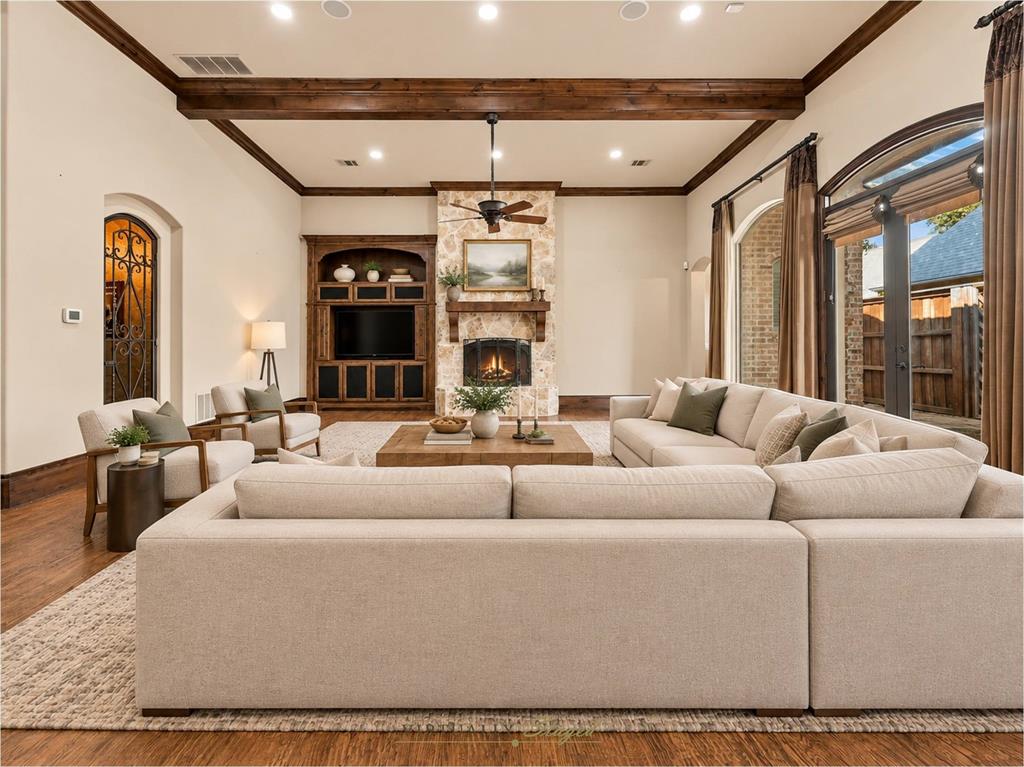Large Living Area With Fireplace, Built-Ins, Beamed Ceiling, And Access To The Side Patio. Large Living Area With Fireplace, Built-Ins, Beamed Ceiling, And Access To The Side Patio.