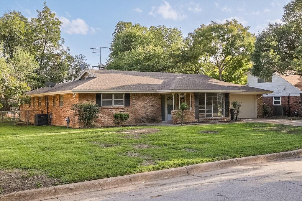 2709 Larkin Avenue, Fort Worth, TX 76133