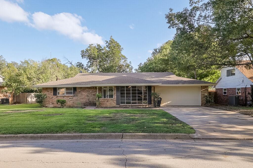 2709 Larkin Avenue, Fort Worth, TX 76133