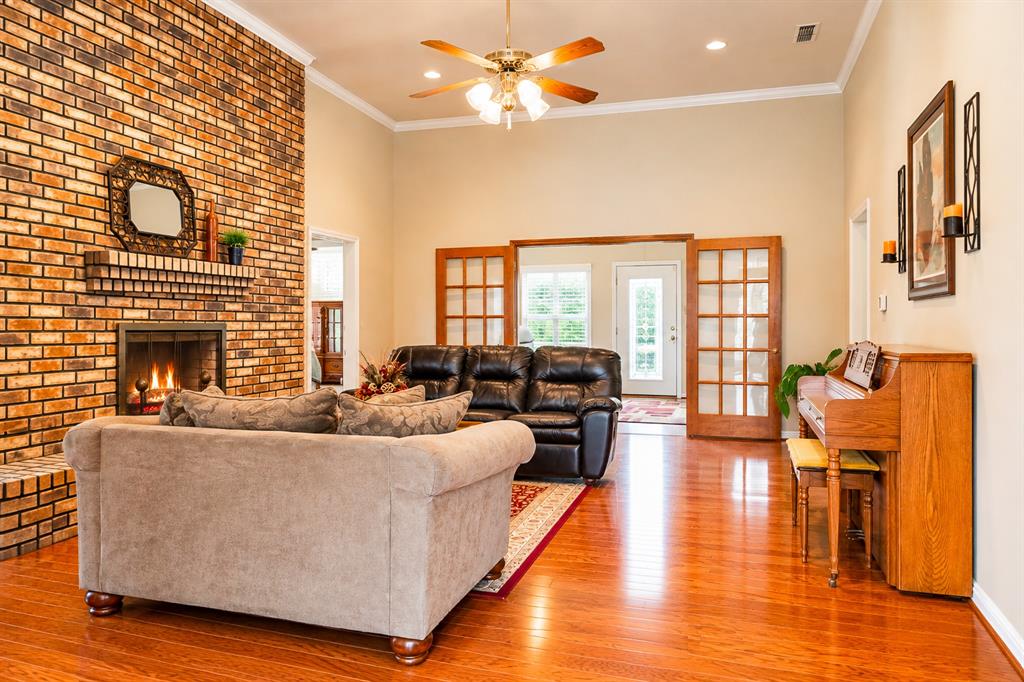 104 Lakeridge Court, Weatherford, TX 76087