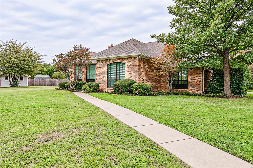 104 Lakeridge Court, Weatherford, TX 76087