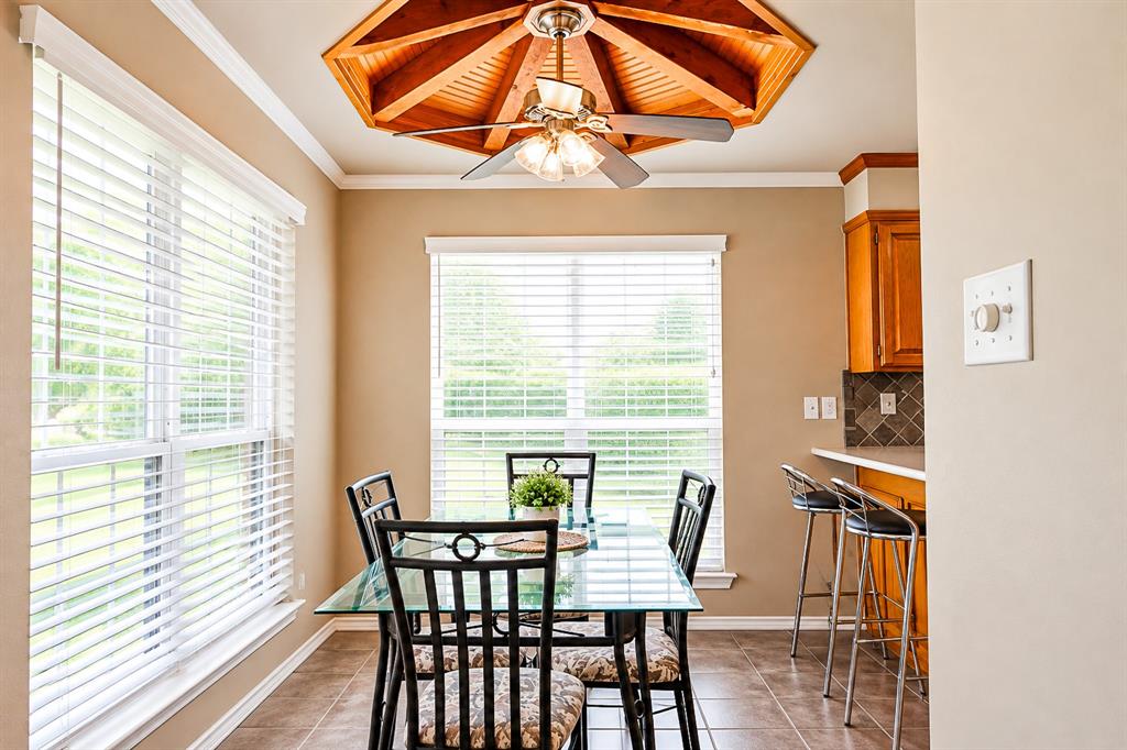104 Lakeridge Court, Weatherford, TX 76087