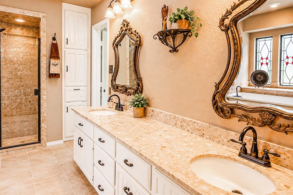 104 Lakeridge Court, Weatherford, TX 76087