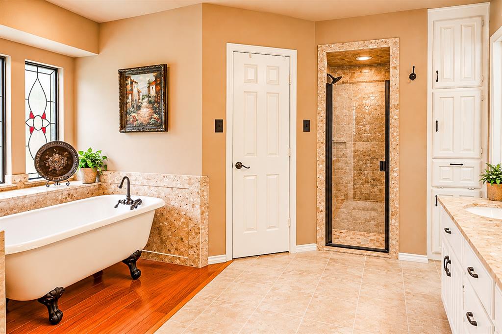 104 Lakeridge Court, Weatherford, TX 76087