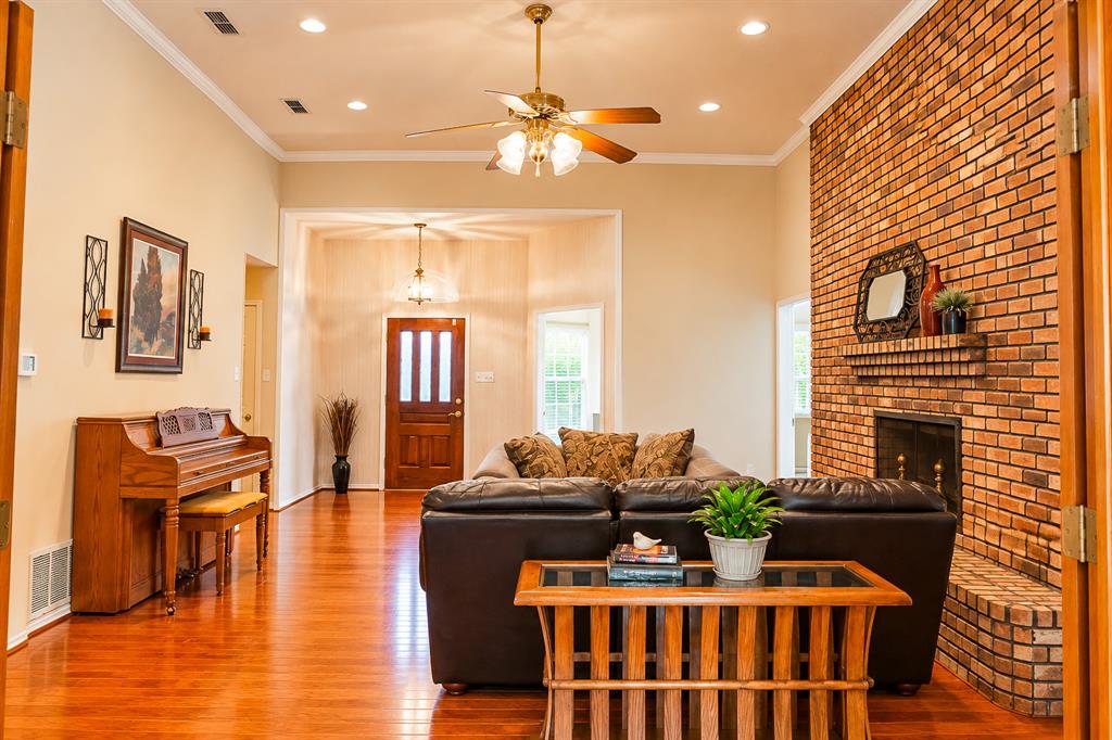 104 Lakeridge Court, Weatherford, TX 76087