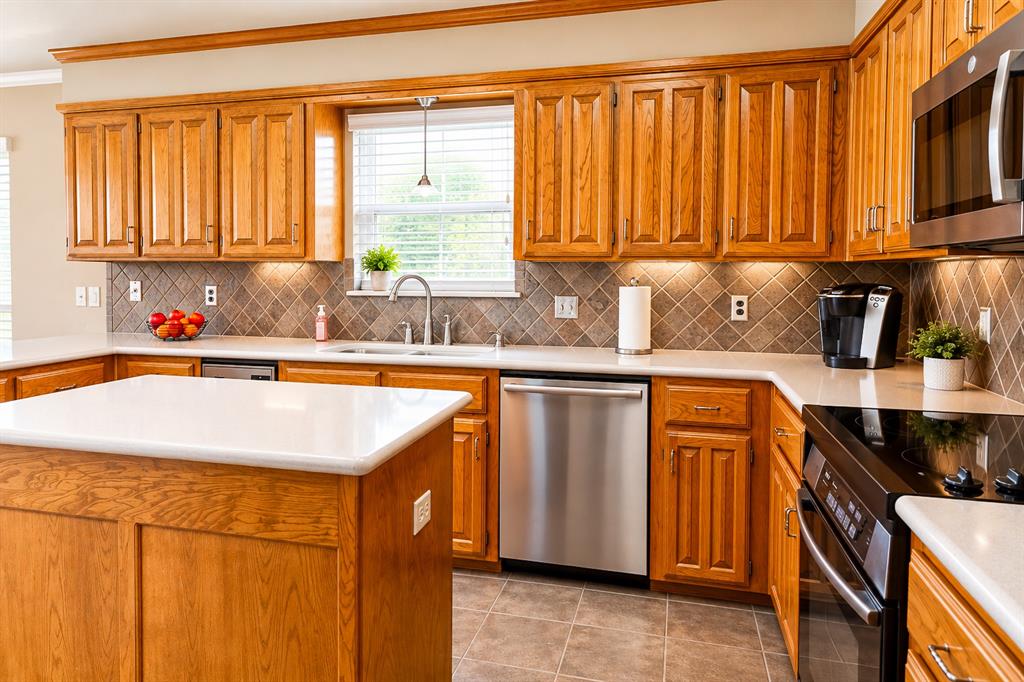 104 Lakeridge Court, Weatherford, TX 76087