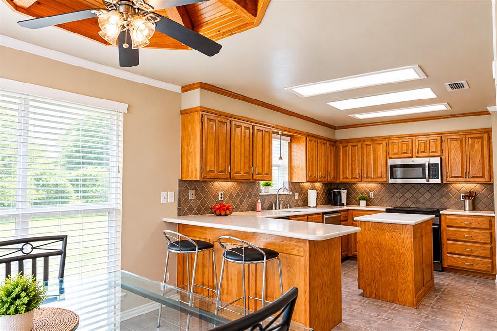 104 Lakeridge Court, Weatherford, TX 76087