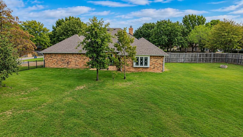 104 Lakeridge Court, Weatherford, TX 76087
