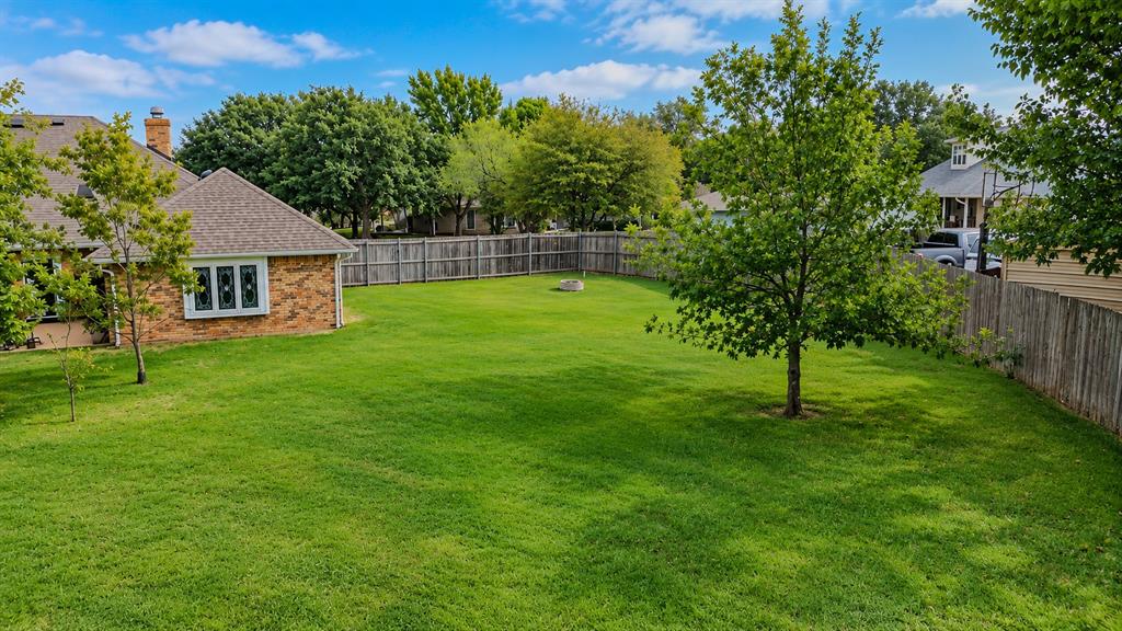 104 Lakeridge Court, Weatherford, TX 76087