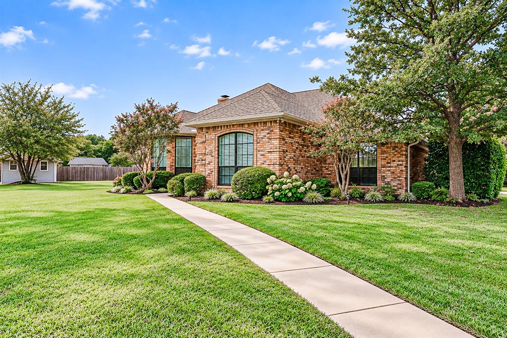104 Lakeridge Court, Weatherford, TX 76087