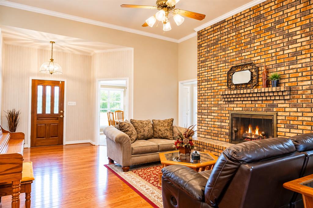 104 Lakeridge Court, Weatherford, TX 76087