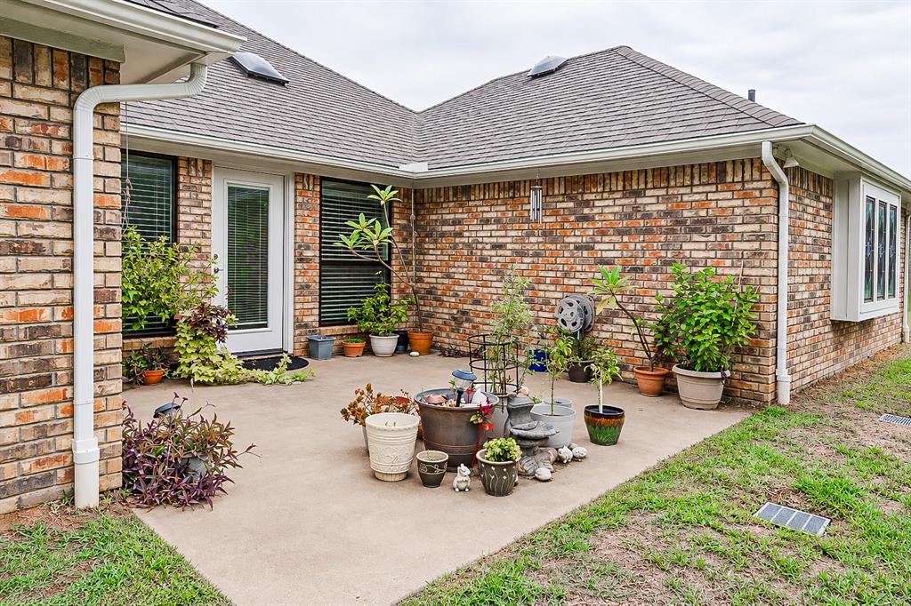104 Lakeridge Court, Weatherford, TX 76087