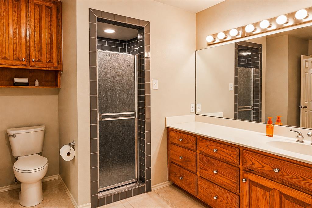 104 Lakeridge Court, Weatherford, TX 76087