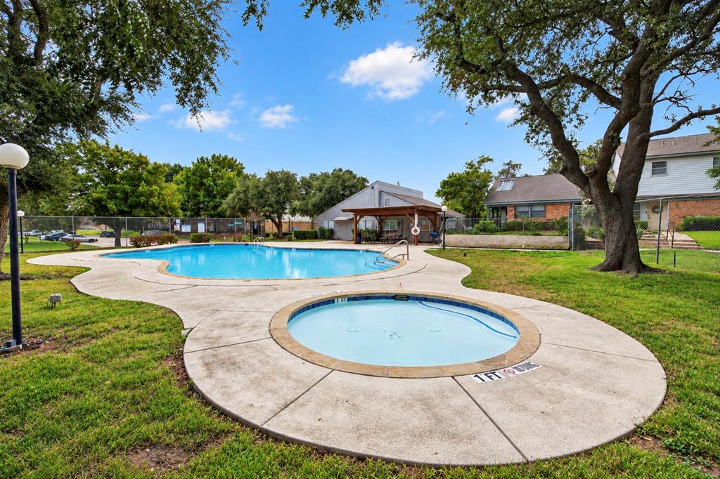 Community Pool w Kid Pool