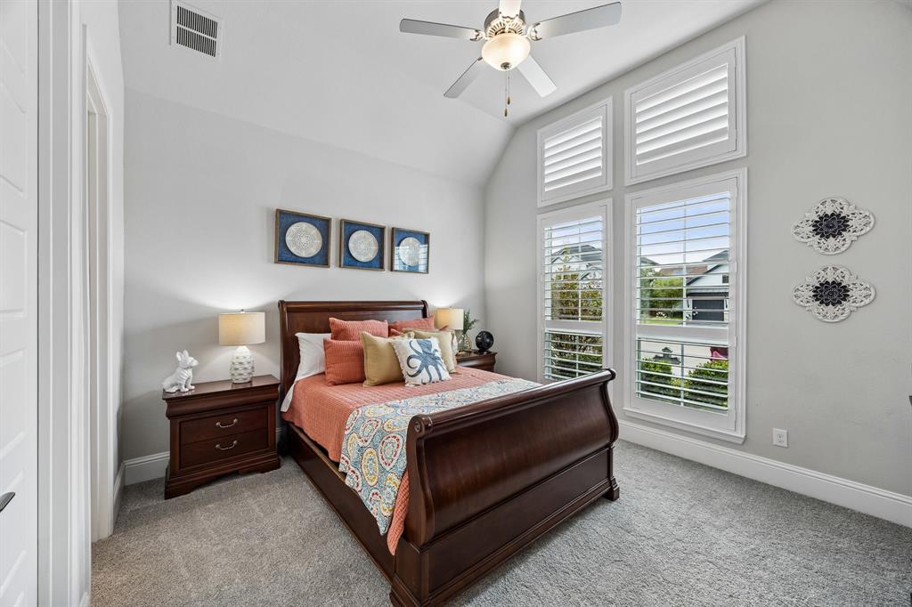 Guest bedroom with ensuite bath