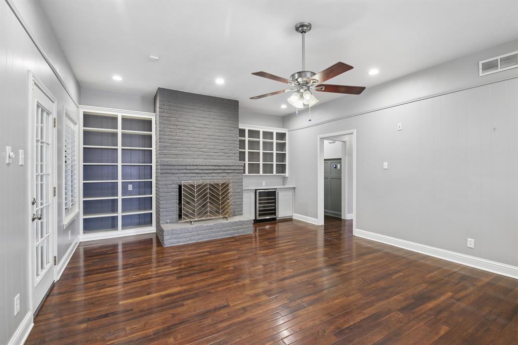 With fireplace and built in wine bridge