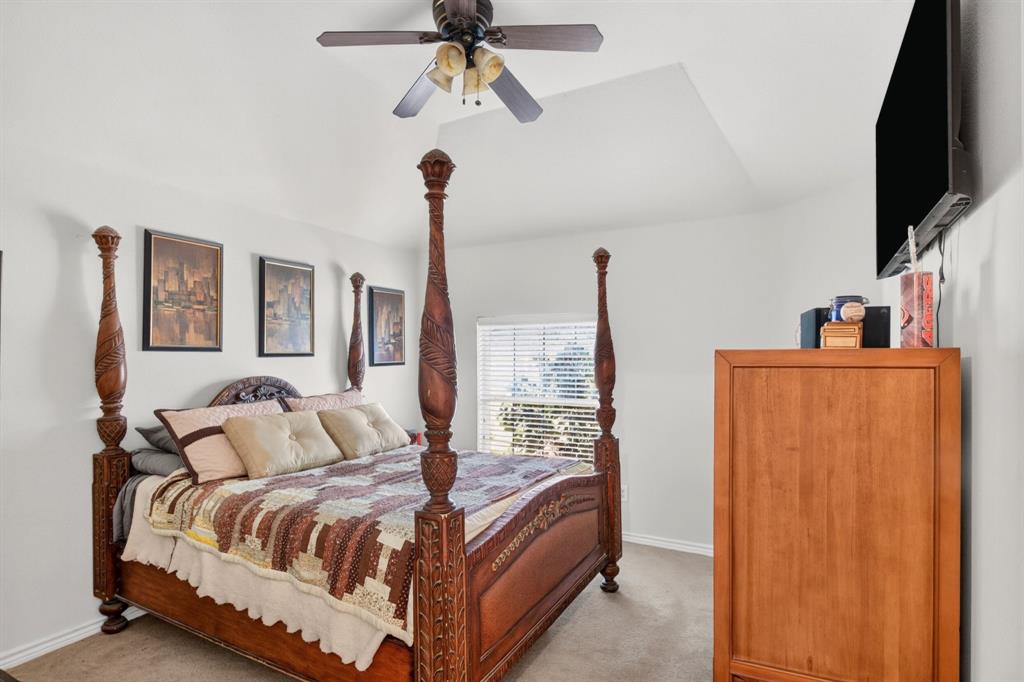 Secondary bedroom with a ceiling fan and space for furnishings.