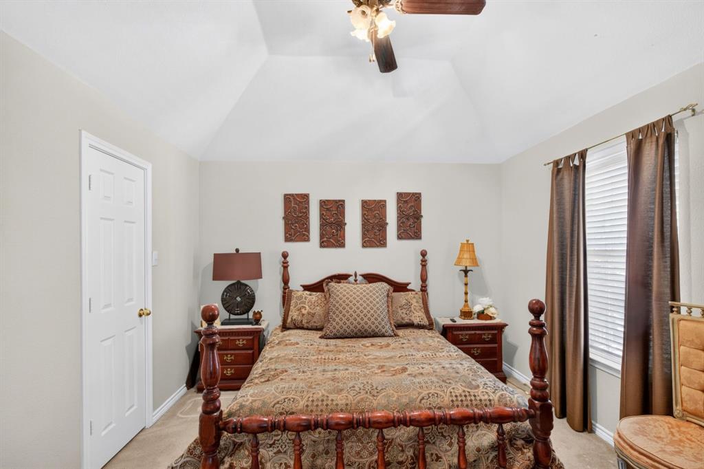 Secondary bedroom with a ceiling fan and natural light.