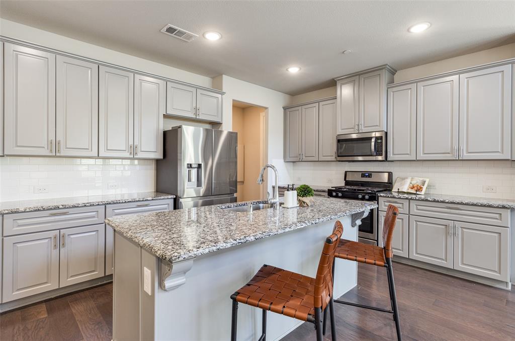 Granite Countertops, Eat in Kitchen, Gas Cooking and Refrigerator included