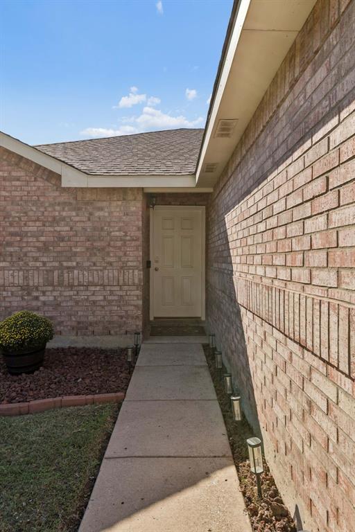 Welcome guests into the home through this inviting outdoor entryway! Welcome guests into the home through this inviting outdoor entryway!