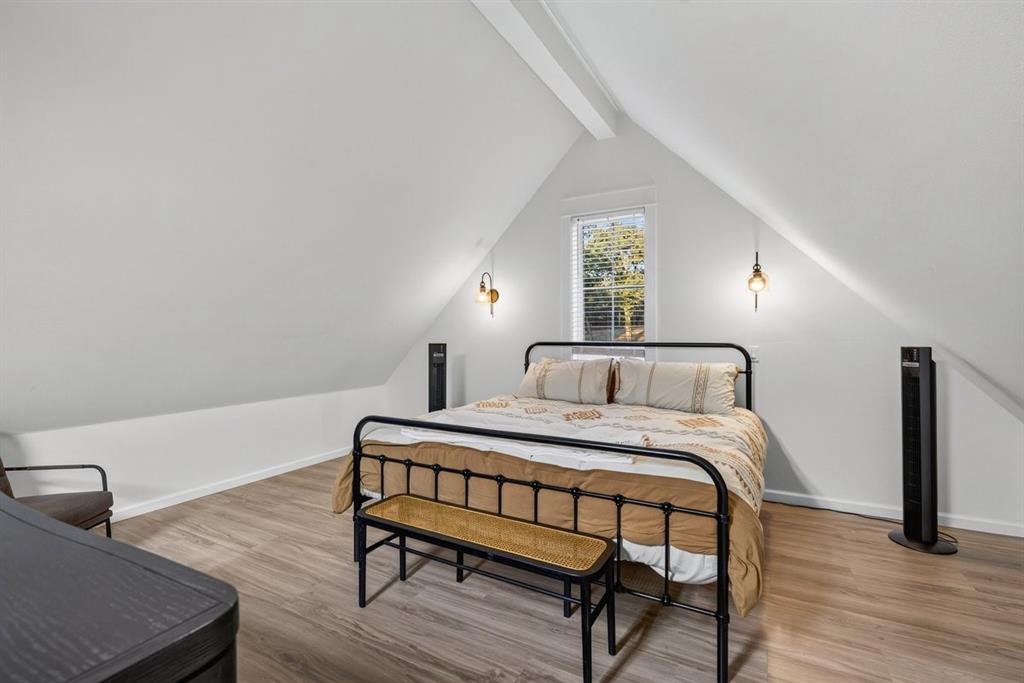 Upstairs Loft in Detached Garage / Home Gym Space for Overflow Guest.