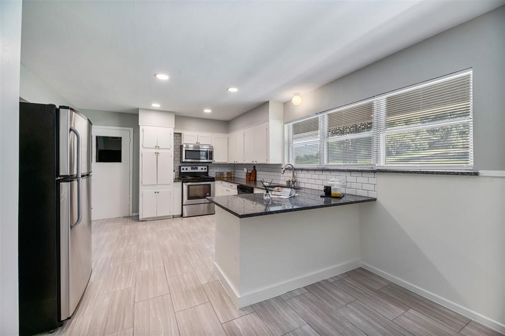 Breakfast bar dining option for quick meals
