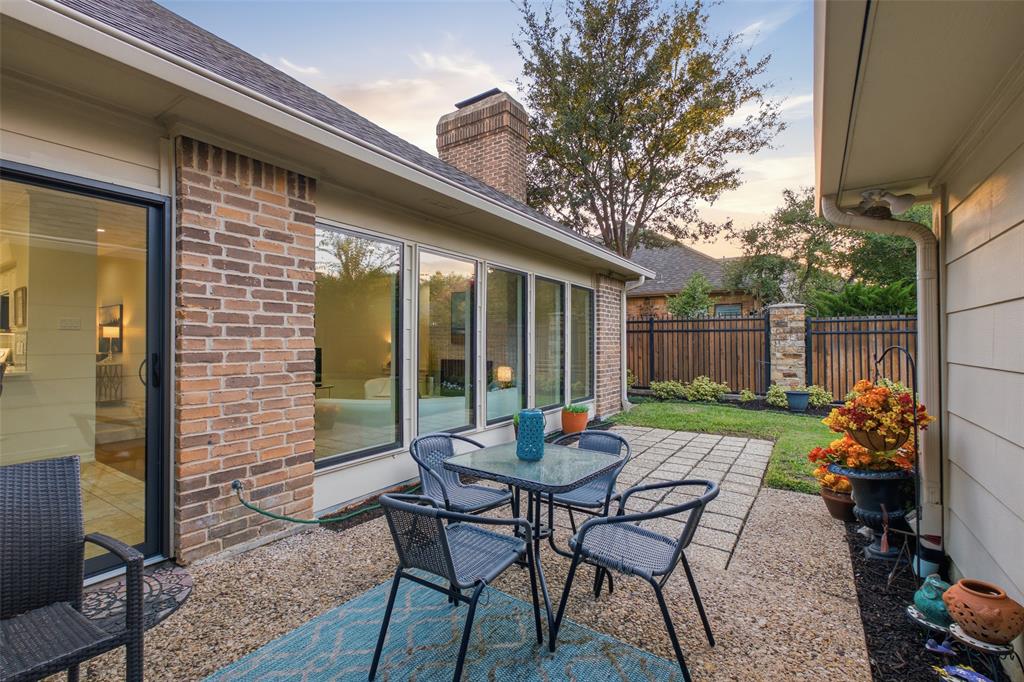 A wall of windows opens to the courtyard patio—morning coffee, evening wine, and fresh air on repeat.
