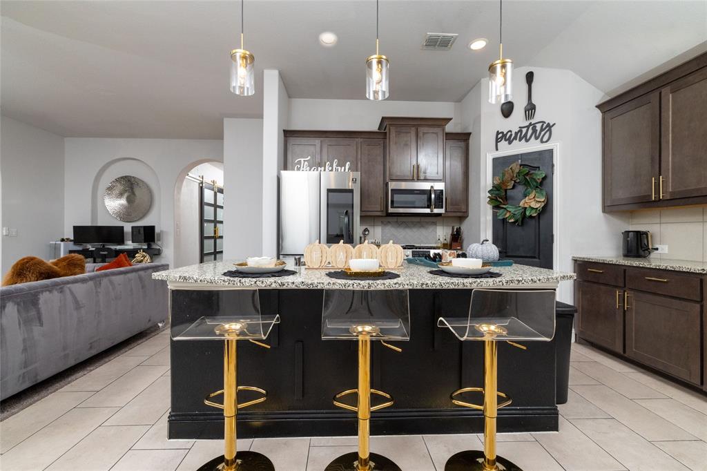 1020 Longbow Drive, Godley, TX 76044