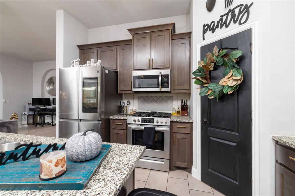 1020 Longbow Drive, Godley, TX 76044