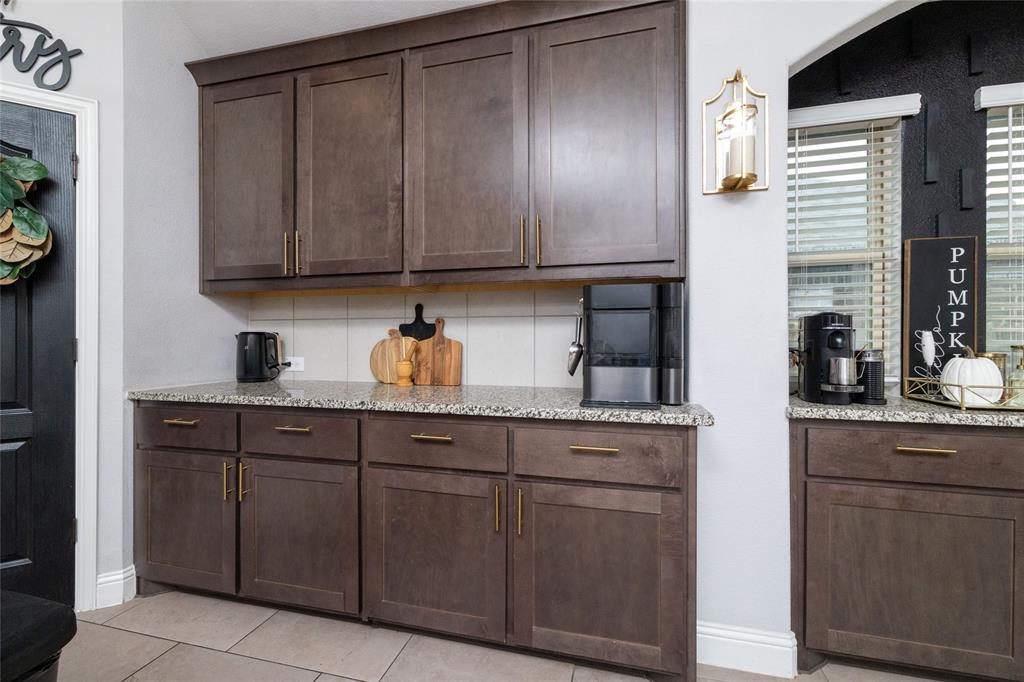 1020 Longbow Drive, Godley, TX 76044