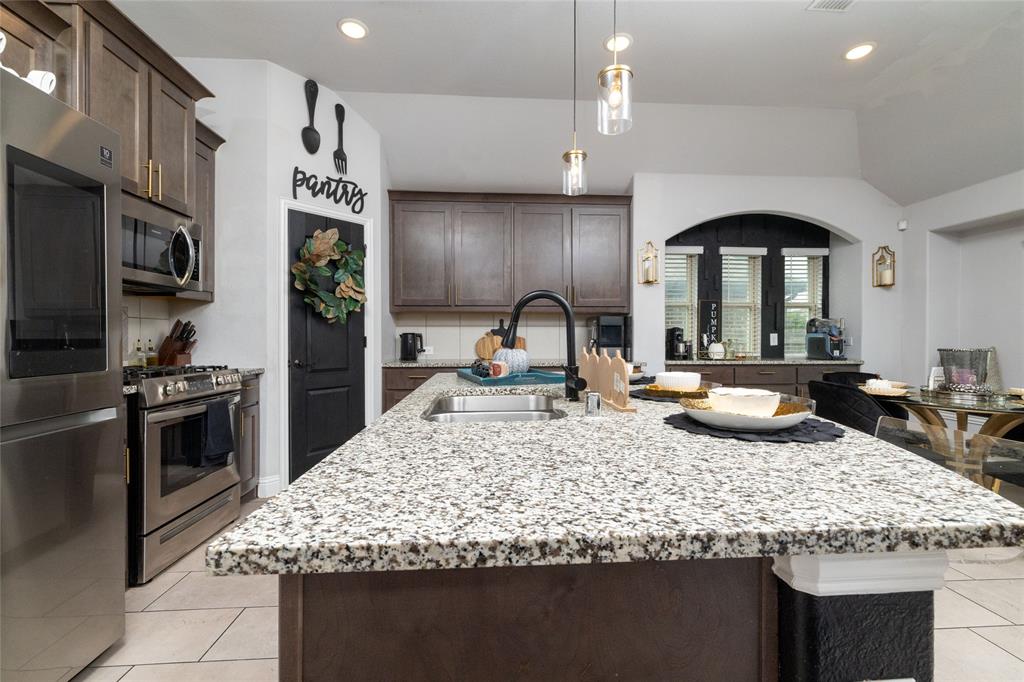 1020 Longbow Drive, Godley, TX 76044