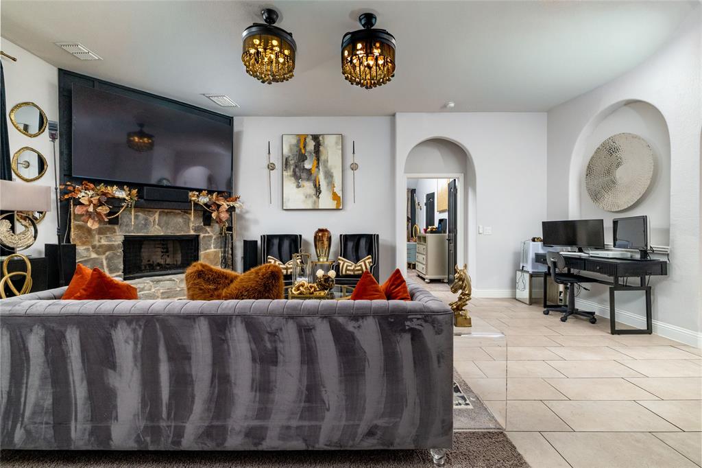 1020 Longbow Drive, Godley, TX 76044