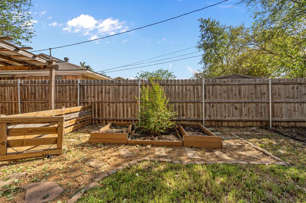 102 Allen Drive, Sanger, TX 76266