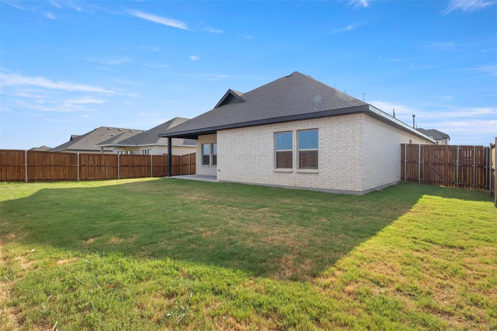 2113 Maple Ridge Drive, Van Alstyne, TX 75495