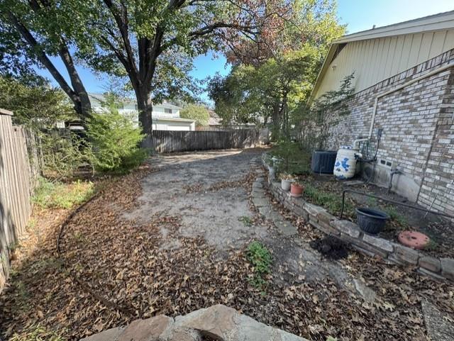 Large side yard that could be used in so many ways